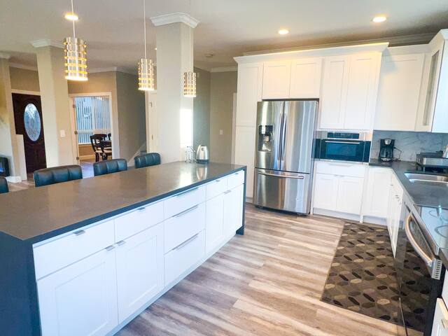 5 Bedroom 4 Bath 2 Homes 1 lot gallery image 5