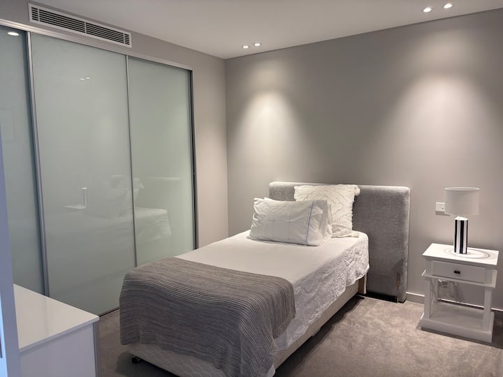 Kjo dhomë gjumi e rehatshme flenë rehat dy persona. Ajo vjen me një trung që mund të mbahet nën krevat për më shumë hapësirë ose për të akomoduar 2 fëmijë apo edhe të ngritur dhe të shtyrë së bashku për të bërë një krevat të madh për 2 të rritur. Gardërobë bujare. Nuk ka dritare të jashtme