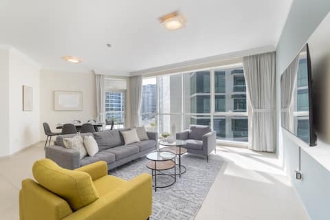 Lavish 3BR Apartment with Pool Access in Al Bateen