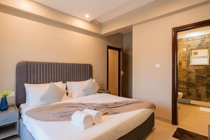 Veera Marina Penthouse - Sekondari · Oceanview Villa: 3-BHK na Balcony & Common Pool