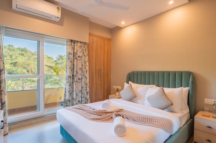 Veera Marina Penthouse - Sekondari · Oceanview Villa: 3-BHK na Balcony & Common Pool