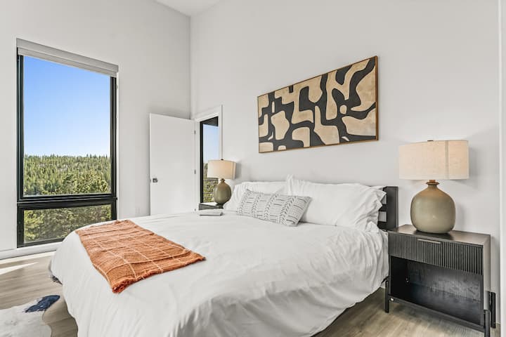 Dormitorio 1. ¡Cama tamaño king, escritorio de trabajo dedicado, enorme vestidor y baño principal de lujo suyo!