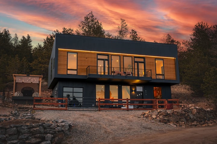 Luxury Off-Grid Cabin: 3 Suites, Sauna & Game Room - Houses for Rent in ...