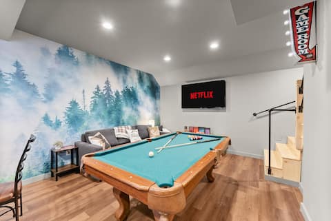 Top Airbnb: NEW*Luxe Mtn Cabin*GameRoom *HotTub* 3 min to Dwtn in Helen