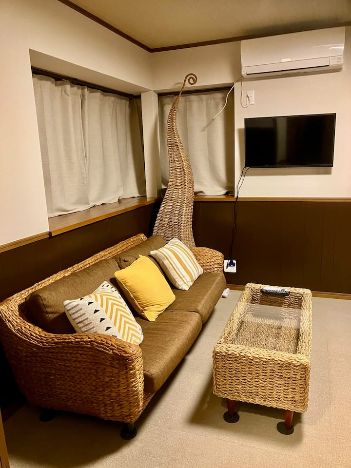 Sala de estar: sofá, TV, ar condicionado