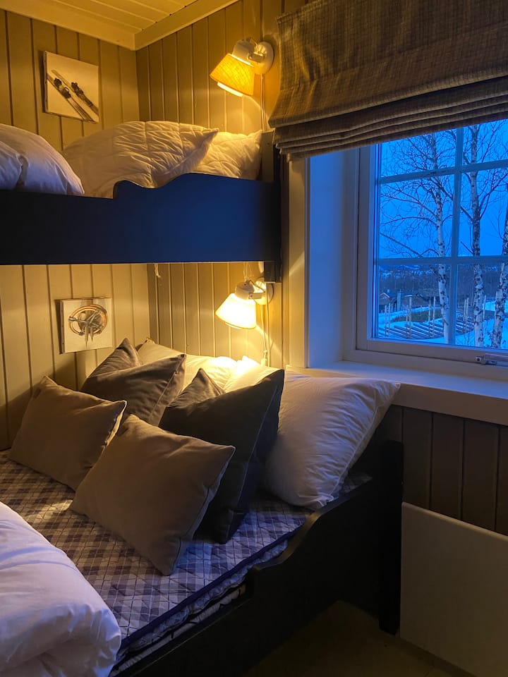 Medidas de las camas:
1,20 x 1,85
0,75 x 1,85