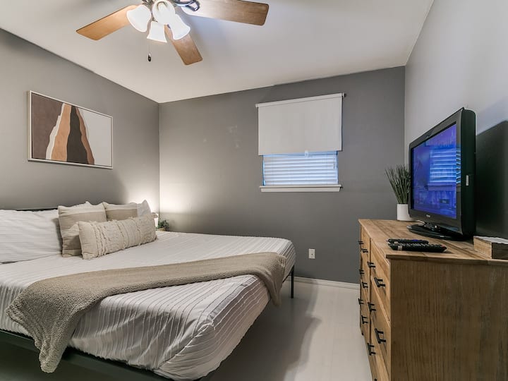 ห้องนอนสบายๆ พร้อมทีวีและตู้เสื้อผ้าในที่พัก Airbnb ในนอร์แมน โอคลาโฮมา ใกล้กับสนามฟุตบอล OU