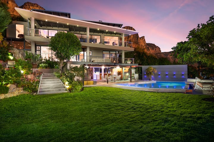 Five Star Villa with Housekeeper, Pool, Jacuzzi, Gym, Sauna