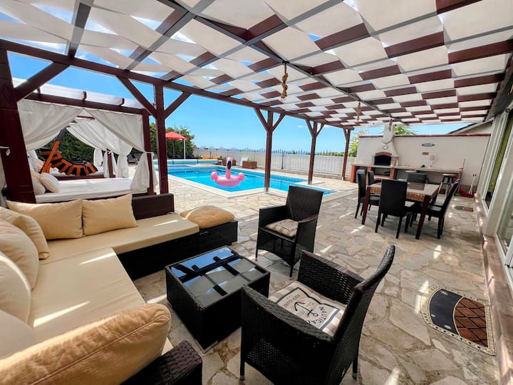 Luxe Villa Gioia Del Sole with Heated Salty Pool.