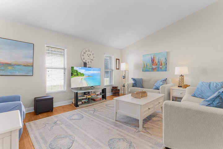 Vibrant 4br 3ba Private Pool Cape Coral Retreat - Cape Coral, FL