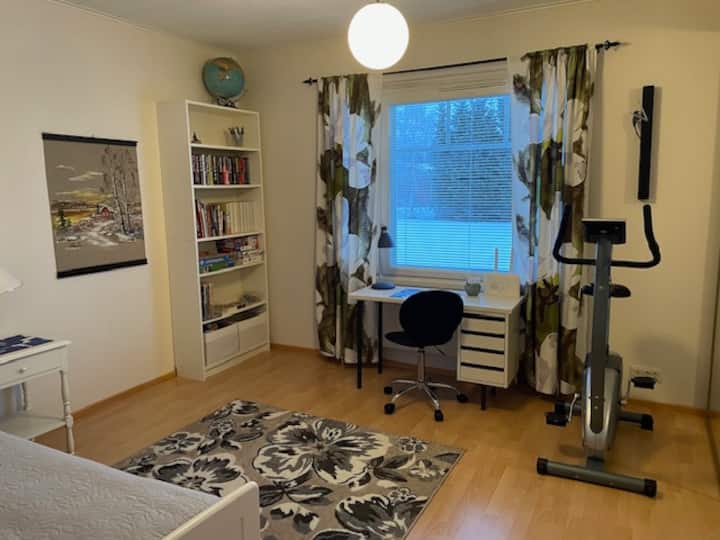 Në raftin e librave ka lojëra tavoline, enigma, shumë libra dhe lodra fëmijësh. Wifi dhe tavolinë shkrimi. Stilolapsa dhe letra. Një biçikletë fitnesi dhe një hula hoop për stërvitje. 
Krevat i motorizuar, komodinë dhe  shumë hapësirë në dollap. Dritarja në lindje. 
Valvë dhe rul i verbër