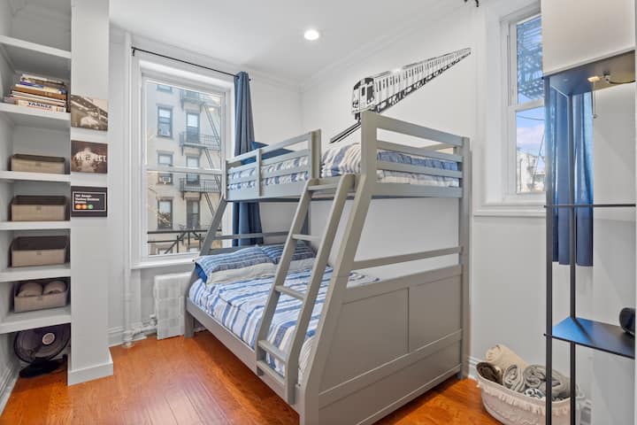 Djeca vole ovaj krevet na kat s bračnim krevetom na vrhu i punim na dnu. Ovo je savršen prostor za skrivanje i igru.