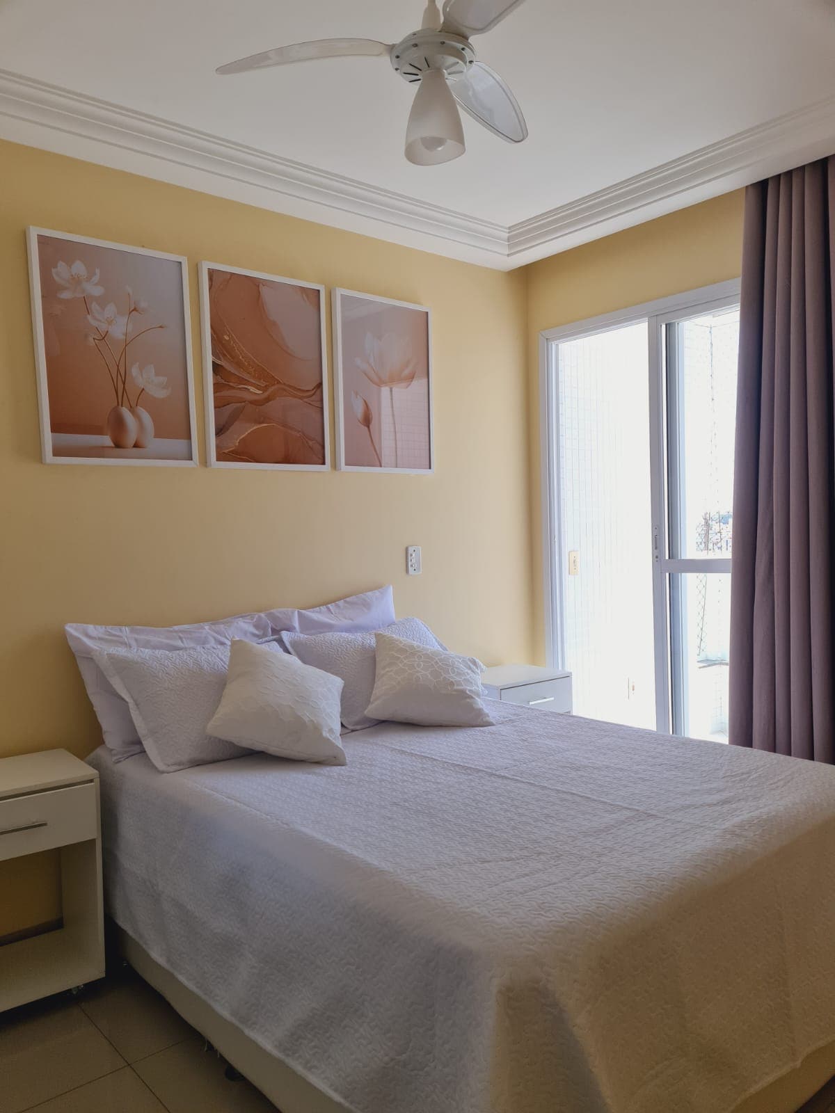 Двокреветна соба со 1 бања (апартман)со кревет во кутија, балкон со безбедносна мрежа, 43-инчен паметен телевизор, тавански вентилатор и 1 гардероба.