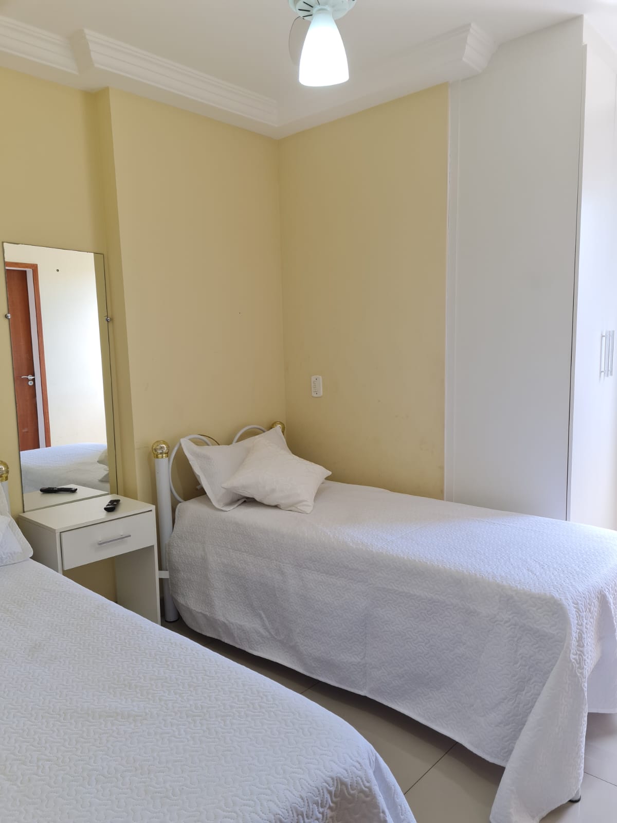 Има два единечни кревета, 1 паметен 32-инчен телевизор, тавански вентилатор, 1 бања (апартман) , 1 огледало и 1  гардеробер, 1 плакар. Прозорец со безбедносна мрежа