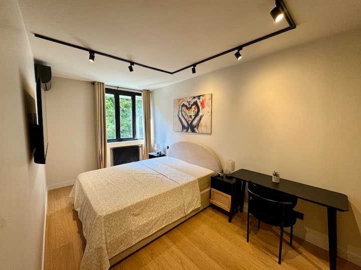 يوفر السرير المزدوج راحة مثالية بعرض 160 سم ومرتبة بسمك 30 سم.