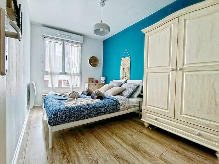 First bedroom with double bed (sheets and towels included).