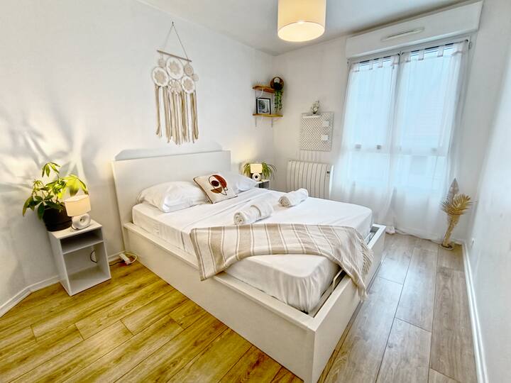 Second bedroom with double bed (sheets and towels included).