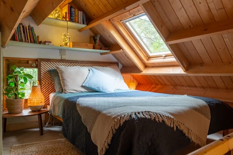 Gingerbread Huis, fabulous cabin in private woods.