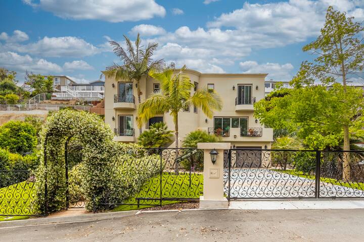 Luxurious 4200 Sq Ft 6 Bedroom Mediterannean Villa gallery image 5