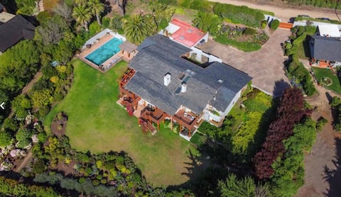 Large house on the first line, park facing the sea.