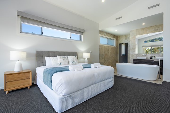 Glavna spavaća soba na katu s kupaonicom i garderobom