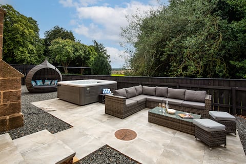 Hot Tub Haven for 10 in 5 en-suite bedrooms