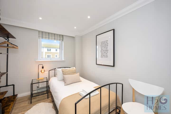 寝室3はモダンでスタイリッシュで、シングルベッドがあります。