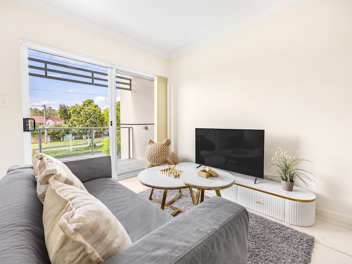 Modern 2beds Apt W/ Ac& Capark, Next M1,bus,shops - Logan City