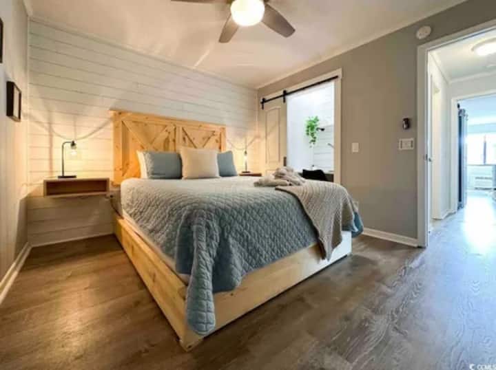 Le lenzuola sono fornite insieme a due rotoli di carta igienica e un rotolo di carta da cucina.  Potrebbe essere necessario rifornire i prodotti di  carta per un soggiorno più lungo.