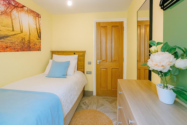 Single bed Bedroom 2