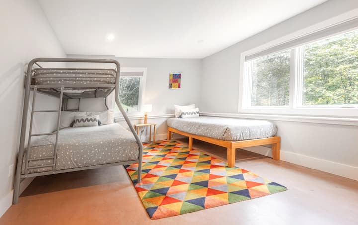 Spavaća soba na kat + spavaća soba s 2 odvojena kreveta na donjoj etaži