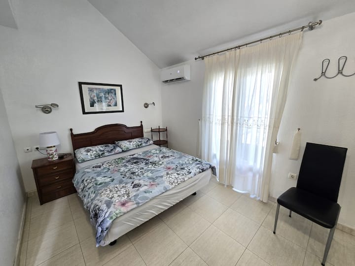 Dormitorio inferior, con cama doble y aire acondicionado. 