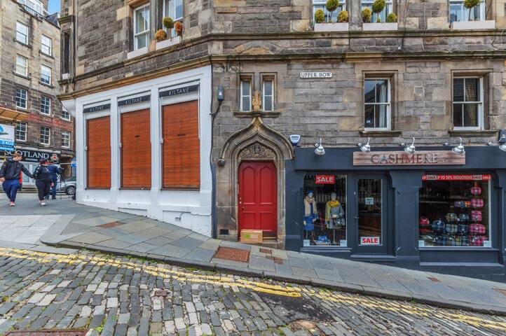 Cozy Apt at Edinburgh Castle, Parking gallery image 4