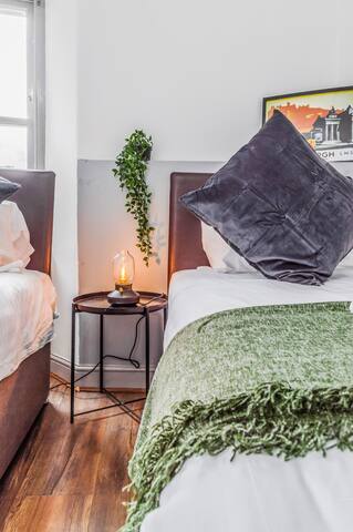 Cozy Apt at Edinburgh Castle, Parking gallery image 5