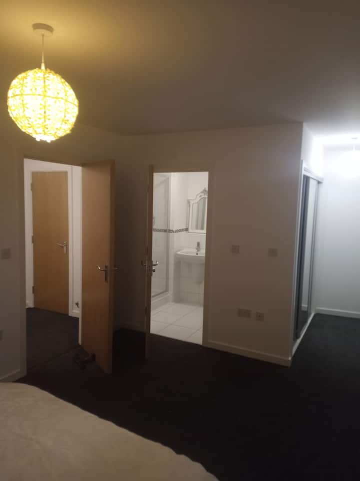 salle de bains privée et penderie avec miroir