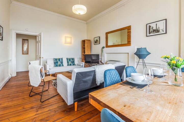 Large Super Central 3 Bed -Princes Street, Parking gallery image 4