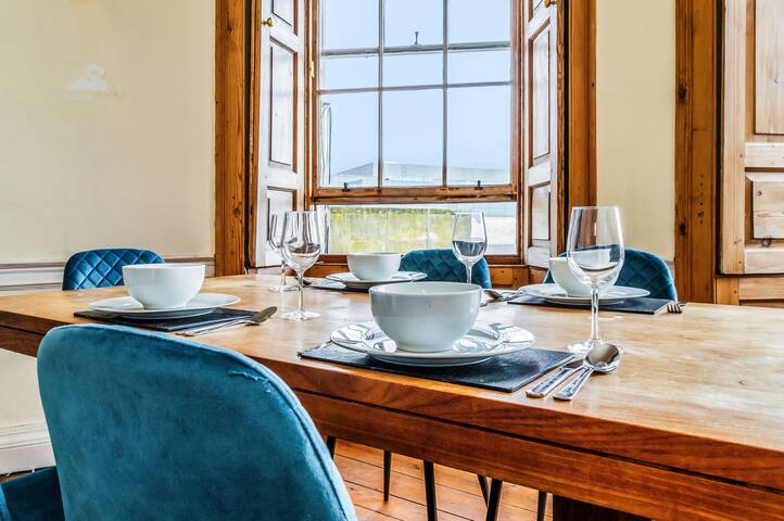 Large Super Central 3 Bed -Princes Street, Parking gallery image 5