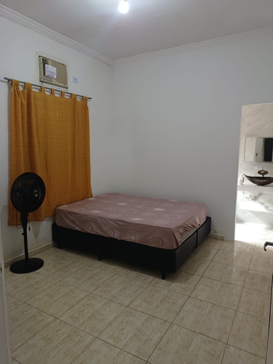 Ეს არის ორადგილიანი ოთახი საკუთარი სააბაზანოთი.