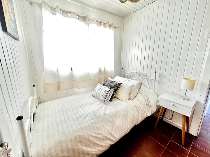 Izba so samostatným lôžkom s 1 priestorom , nočným stolíkom a nočným svetlom, predĺžením, zásuvkou a malým televízorom.