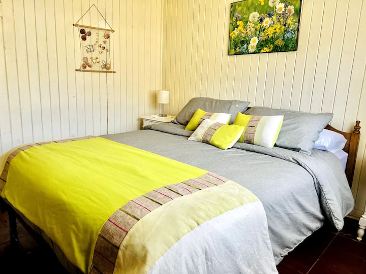 Izba s manželskou posteľou s 2 lôžkami , 2 stolmi a 2 svetlami v noci, predĺžením, zatemňovacími závesmi, zásuvkou, šatníkom, vešiakmi na oblečenie a ďalšími prikrývkami.