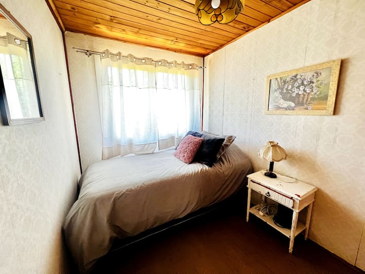 Izba s 1 posteľou ( 2 matrace), stolom a nočným svetlom, predĺžením, šatníkom, vešiakmi na oblečenie, prikrývkami a vankúšmi navyše.