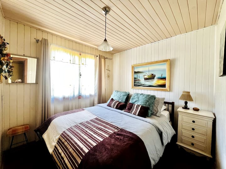 Izba s 2-miestnou manželskou posteľou, nočným stolíkom a nočným svetlom, predĺžením, zásuvkou, šatníkom, vešiakmi na oblečenie a ďalšími prikrývkami.