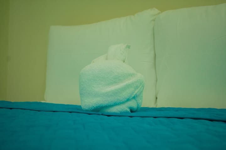 Chambre moderne et fonctionnelle, avec un lit Queen, parfaite pour une expérience de repos confortable et agréable, avec des attentions qui créent un espace chaleureux et reposant.