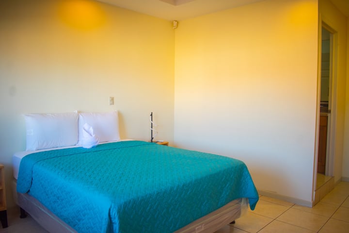Chambre moderne et fonctionnelle, avec un lit Queen, parfaite pour une expérience de repos confortable et agréable, avec des attentions qui créent un espace chaleureux et reposant.
