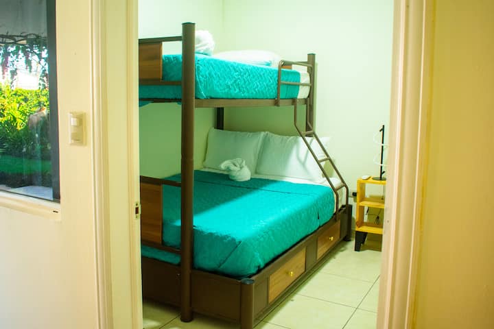 Chambre équipée d'une cabine comprenant un lit double en bas et un lit simple au haut. Parfait pour les familles  ou les amis, avec des matelas de qualité, une literie fraîche et une ambiance cosy pour se reposer.
