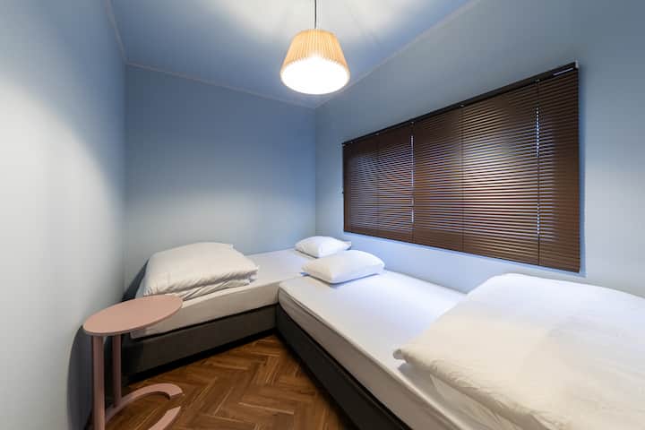 Quarto 2: Serão 2 camas de solteiro.
(Não podemos fornecer camas adicionais.)