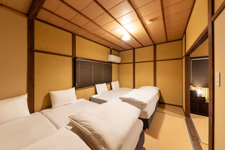 Quarto 1: 4 camas de solteiro e 2 colchões de solteiro dobráveis.
(Não podemos fornecer camas adicionais.)