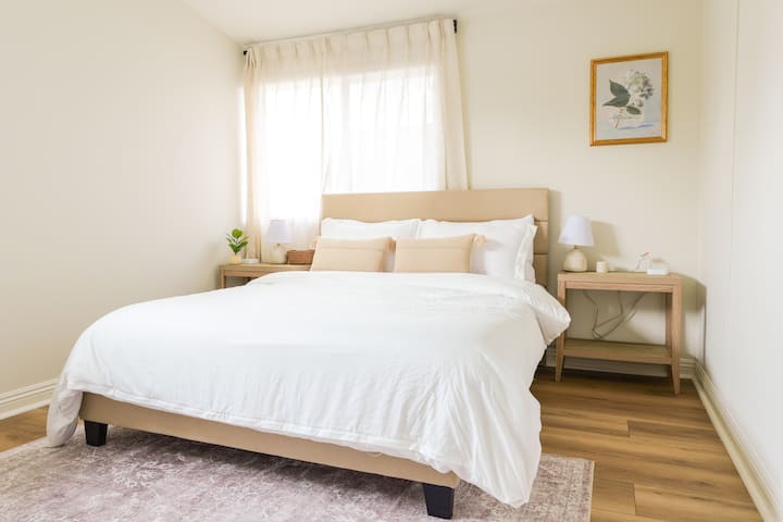 Uronite u plišani bračni krevet kako biste se mirno naspavali. Ova mirna spavaća soba pruža miran odmor, savršen za parove ili putnike koji putuju sami i traže udobnost i mirno opuštanje nakon cjelodnevnih pustolovina. Probudite se osvježeni i spremni za istraživanje.