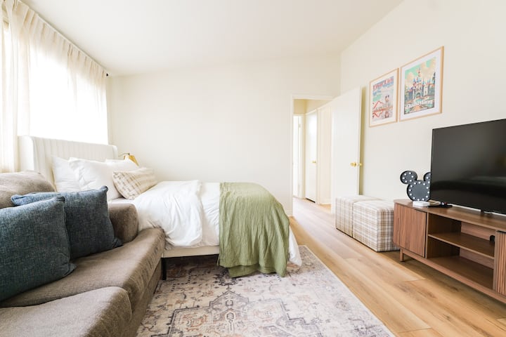 Otkrijte ovu raznovrsnu sobu koja služi i kao spavaća soba i kao druga dnevna soba! S bračnim krevetom, udobnim kaučem na izvlačenje i društvenim igrama savršen je izbor za spavanje, opuštanje ili zabavne igre. Odličan dodatni prostor za obitelji ili dodatne goste.