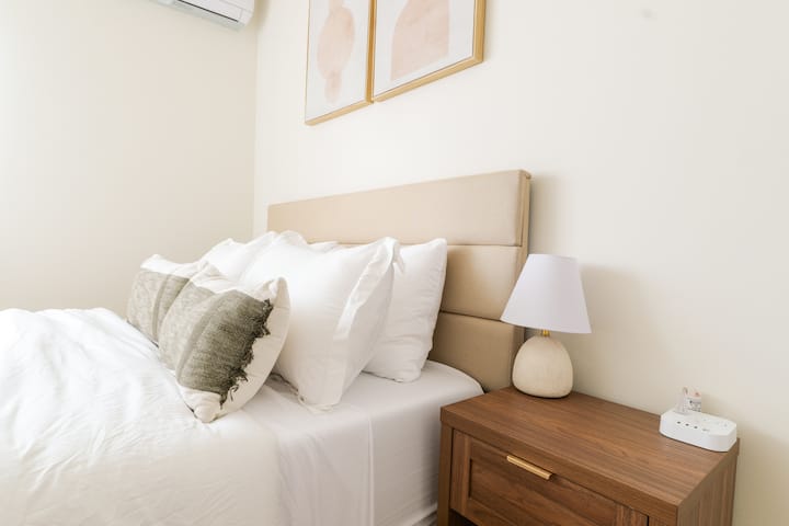 Još jedan miran prostor za odmor! Ova udobna soba nudi mirno okruženje za opuštanje nakon dana. Dobro se naspavajte i probudite se osvježeni. 